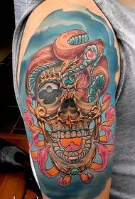 A nagyfegyveres színes python tetoválásmunkát a tetoválásbemutató osztja meg