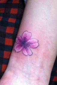 Flickans arm liten och delikat tatueringsmönster för körsbärsblomning