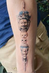 Braccia, diamanti, tatuaggi e tatuaggi sono condivisi da tatuaggi.