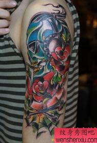ruka lubanja ruža pauk web tetovaža uzorak
