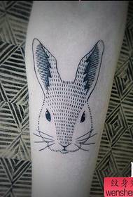 Un tatuaggio astratto coniglio è condiviso dallo spettacolo di tatuaggi