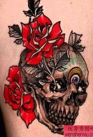 La imagen del espectáculo de tatuajes recomendó un patrón de tatuaje de rosa Taro en el brazo