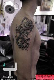 Tato tato, nyaranake gaweyan tato mawar ireng lan putih