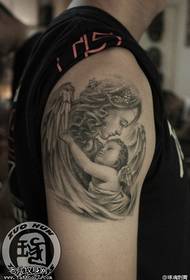 Ang tattoo show, inirerekumenda ang isang braso na love angel tattoo na gawa