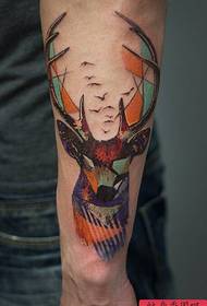 Le tatouage de cerf de couleur de bras fonctionne