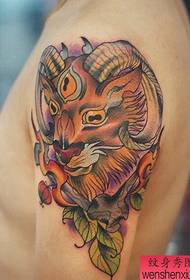 Opere di tatuaggio di pecora a tre occhi di colore del braccio condivise dalla sala dei tatuaggi
