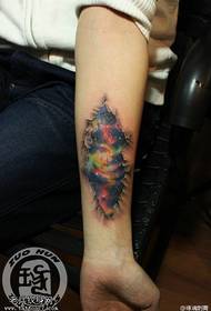 I tatuaggi del tatuaggio stellato di colore del braccio della donna sono condivisi dai tatuaggi