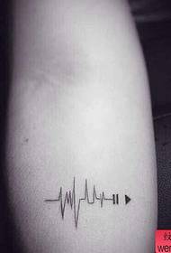 małe ramię ze świeżym wzorem tatuażu EKG