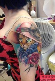 цвят на рамото на жена модел на татуировка на котка