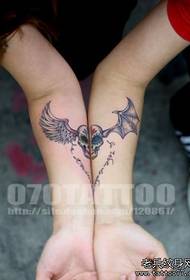 Paže štýlovo krásny pár s krídlami a krídlami tetovanie vzor