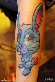 Roztomilý kreslený kreslený zajačik tetovanie so zbraňami