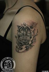 Vrouwelijke arm uil tattoo patroon