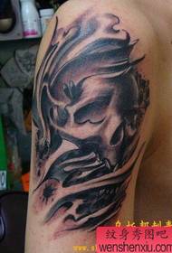 Tatueringspatroon foar manlike earmens skull