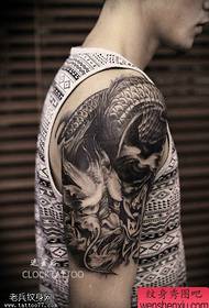 Arm hallitseva mustavalkoinen dominoiva lohikäärme tatuointi kuva