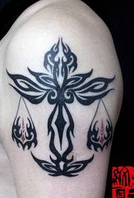 Modello tatuaggio braccio totem libra