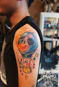 Sterkleur tatoeëring met luglugballonvos werk