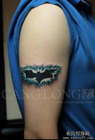 Zam yon bèl modèl tatoo ti baton