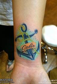 Plaukstas krāsas enkura tetovējuma tetovējums darbojas tetovējumu šovā