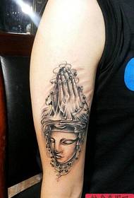 Lavoro di tatuaggio mano braccio preghiera