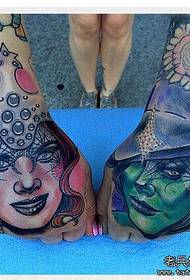 Tatuaże dziewczyn w kolorze ramion są wspólne dla tatuaży