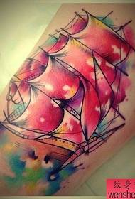 La barra dello spettacolo del tatuaggio ha raccomandato un modello di tatuaggio a vela color braccio