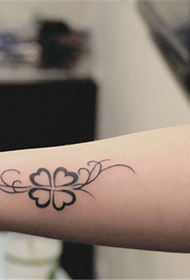 Spettacolo di tatuaggi, consiglia un modello di tatuaggio a quattro foglie del braccio