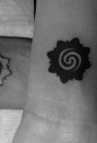Padrão de tatuagem de totem de casal de braço