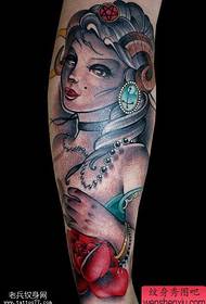Tattoo turi, taqsam id-driegħ tat-tfajla tatwaġġ