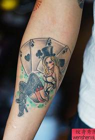 Traballo de tatuaxe de rapaza de póker de brazo
