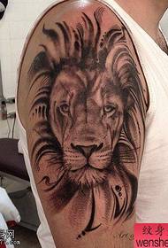 Tatuointinäytös, suosittele käsivarteen hallitsevaa mustavalkoista tyyliä leijonan tatuointikuvaa