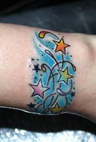 Skaists piecstaru zvaigznes tetovējuma raksts ar rokām