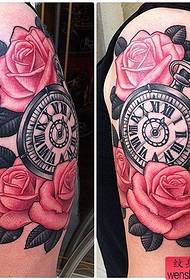 Espectáculo de tatuaxes, recomenda un reloxo de brazo, tatuaxe de rosa, tatuaxes