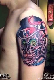 Braccia, tatuaggi europei e americani sono condivisi da tatuaggi