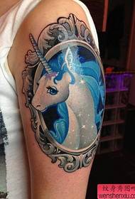 Armouring unicorn tattoo na gawa sa braso
