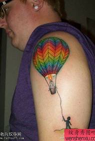 Grootarm kleur warm lug ballon tatoeëring word gedeel deur tattoos