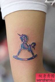 La imatge del tatuatge va recomanar un model de tatuatge de cavall de fusta estrellat de braç