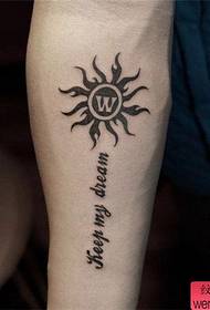 Roku totēma saules tetovējuma raksts
