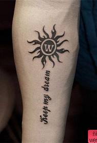 Modello di tatuaggio sole totem braccio