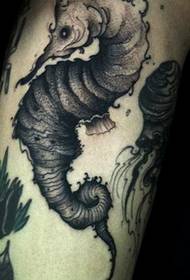 Arm zwart en wit hippocampus tattoo