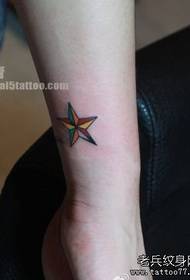 Mergaitės rankos spalvos mažas penkiakampis žvaigždės tatuiruotės raštas