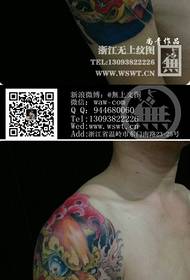 Il braccio dell'uomo è un bellissimo modello classico di tatuaggio del leone Tang