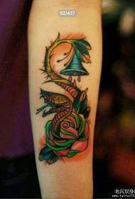 Patrón clásico de tatuaxe de serpiente e rosa