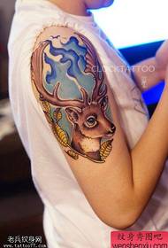 De tatoezaal dielt in ôfbylding fan in earm spatele kleurde antilope-tatoet