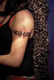 Намоиши сӯзанҳои сӯзанӣ Нанчанг корҳои тасвири: қолаби totem tattoo