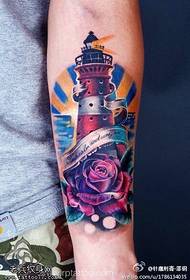 Tatuaggio tatuaggio braccio color rosa faro