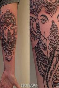 Tattoo show, beveel aan 'n arm soos 'n god-tatoeëring