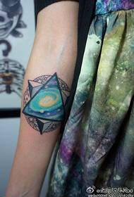 女孩的手臂美麗時尚三角星紋身圖案