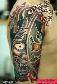 Los tatuajes que comparten los tatuajes tradicionales del color del brazo son compartidos por los tatuajes