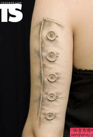 Roku radošās pogas tetovējums