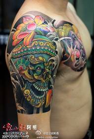 Tattoo Hall nyaranake karya tato Bala tradisional nganggo warna lengen